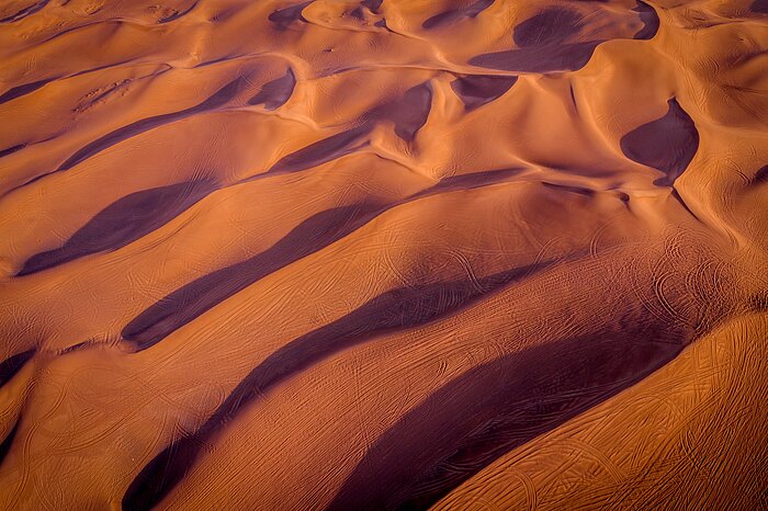 Eine Wüste mit rötlichem Sand